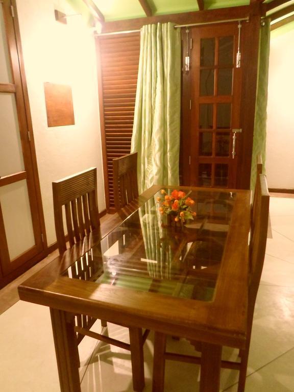 Nilas Guesthouse Hikkaduwa Pokoj fotografie