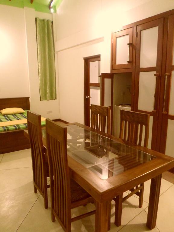 Nilas Guesthouse Hikkaduwa Pokoj fotografie